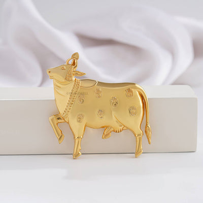 Gold-plated Pichwai Kamdhenu cow brooch in 925 silver, front view