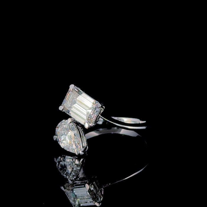 Emerald and pear cut toi et moi ring, side angle