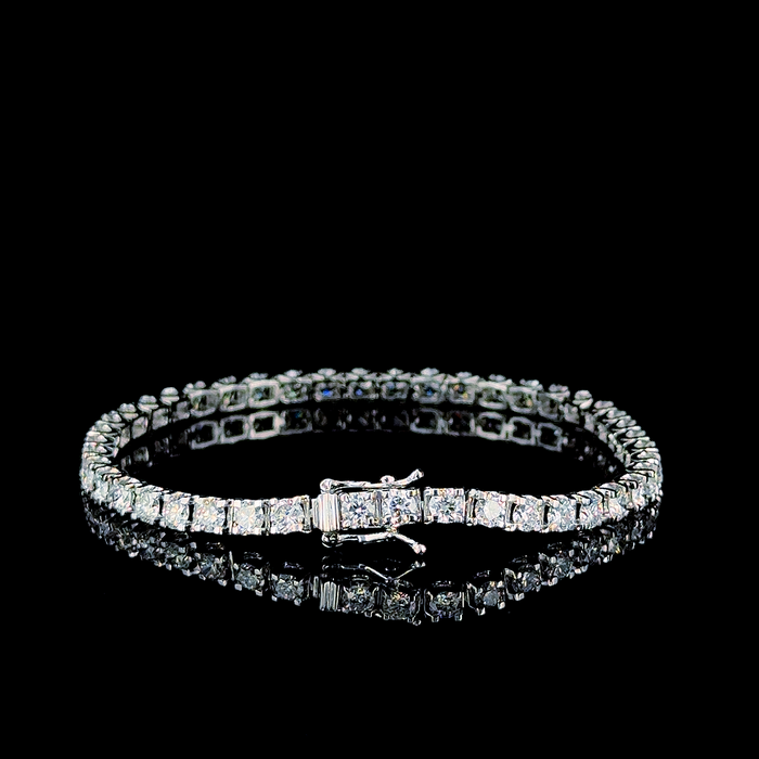 Tennis bracelet, clasp detail view